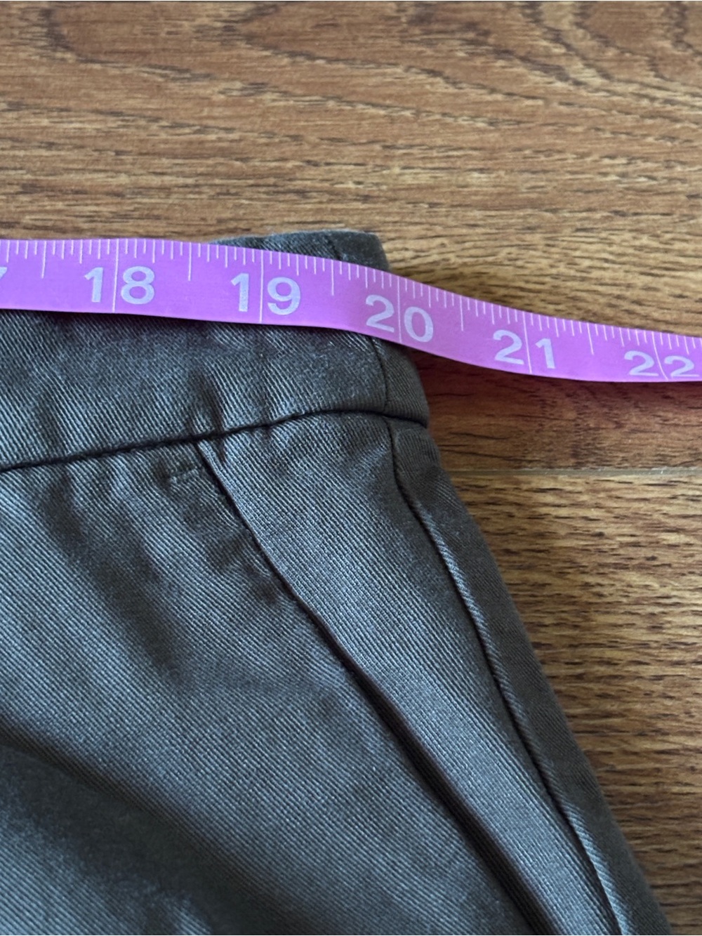 Old Navy Olive Green Pleated High-Rise Shorts in size XL - Picture 3 of 4